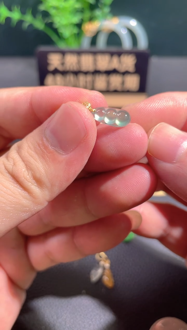 翡翠18K金镶嵌颈饰翡翠