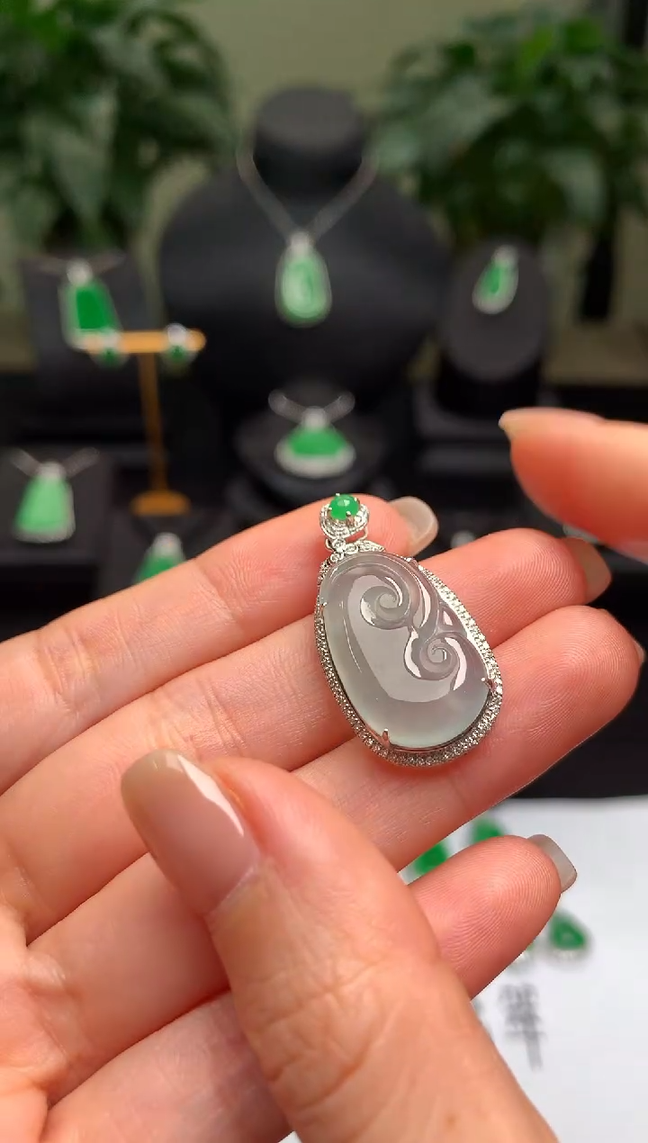 颈饰18K金镶嵌翡翠如意