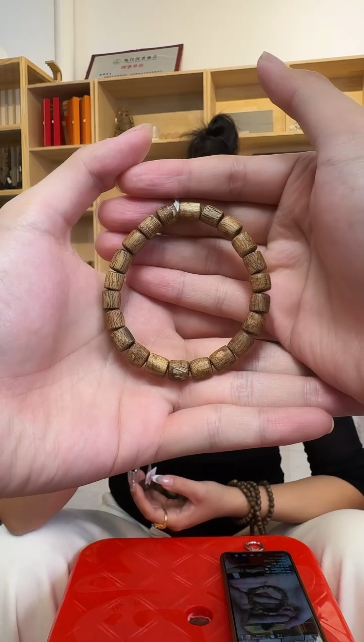 【闪购商品】沉香手串5克+东江绿多样性发货一条