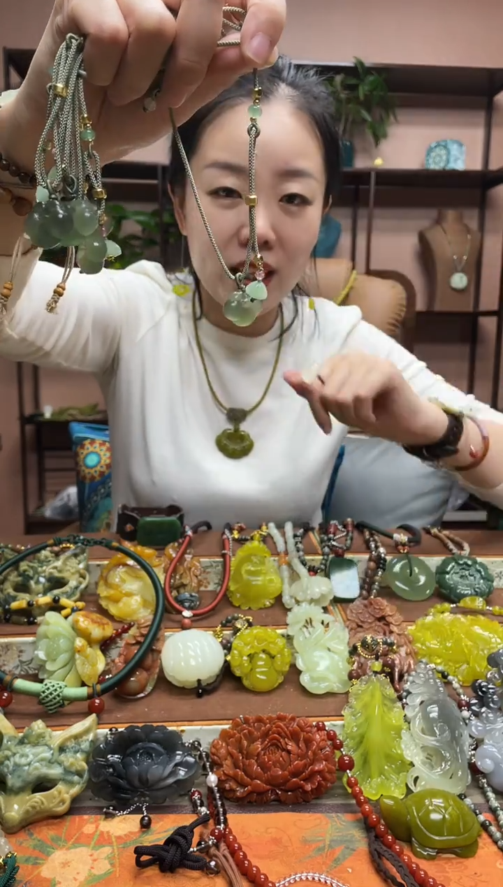 未镶嵌岫玉吊坠多样性发货发其中之一