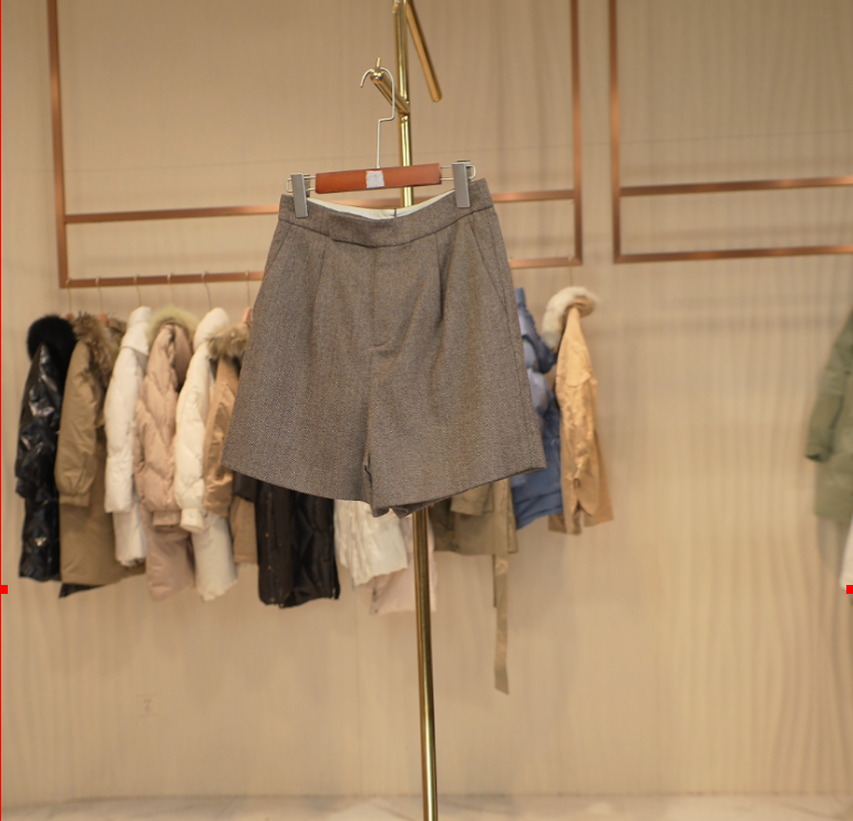 C103 C系列咖色绵羊毛舒服厚实百搭款冬装短裤 P14JD2