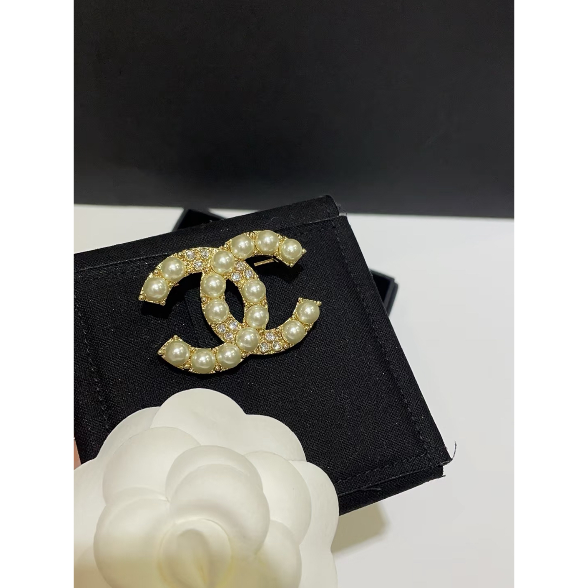 全新未使用 Chanel/香奈儿 小花6珊 24A 三颗水钻珍珠双C胸针合金