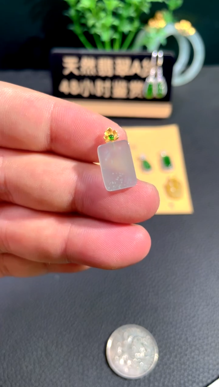 颈饰18K金镶嵌翡翠翡翠