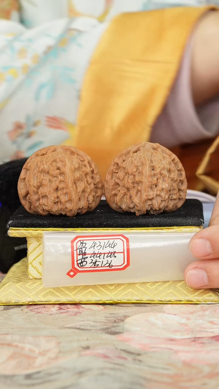 【闪购商品】文玩核桃把件白狮子