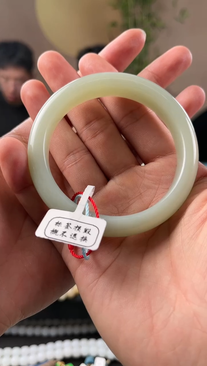 【闪购商品】和田玉手镯未镶嵌且末青白手镯卡60+微色差