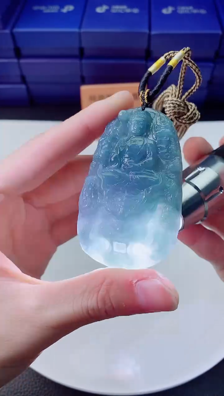 翡翠未镶嵌颈饰         