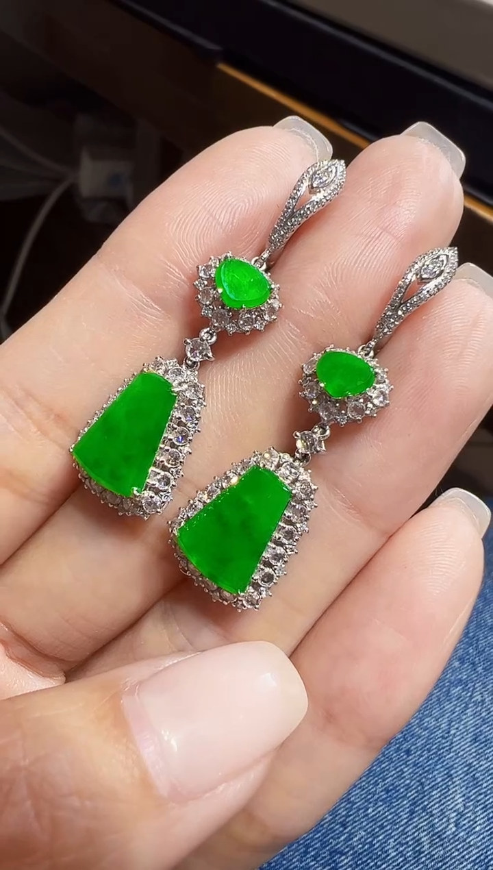 18K金镶嵌翡翠耳饰无事牌