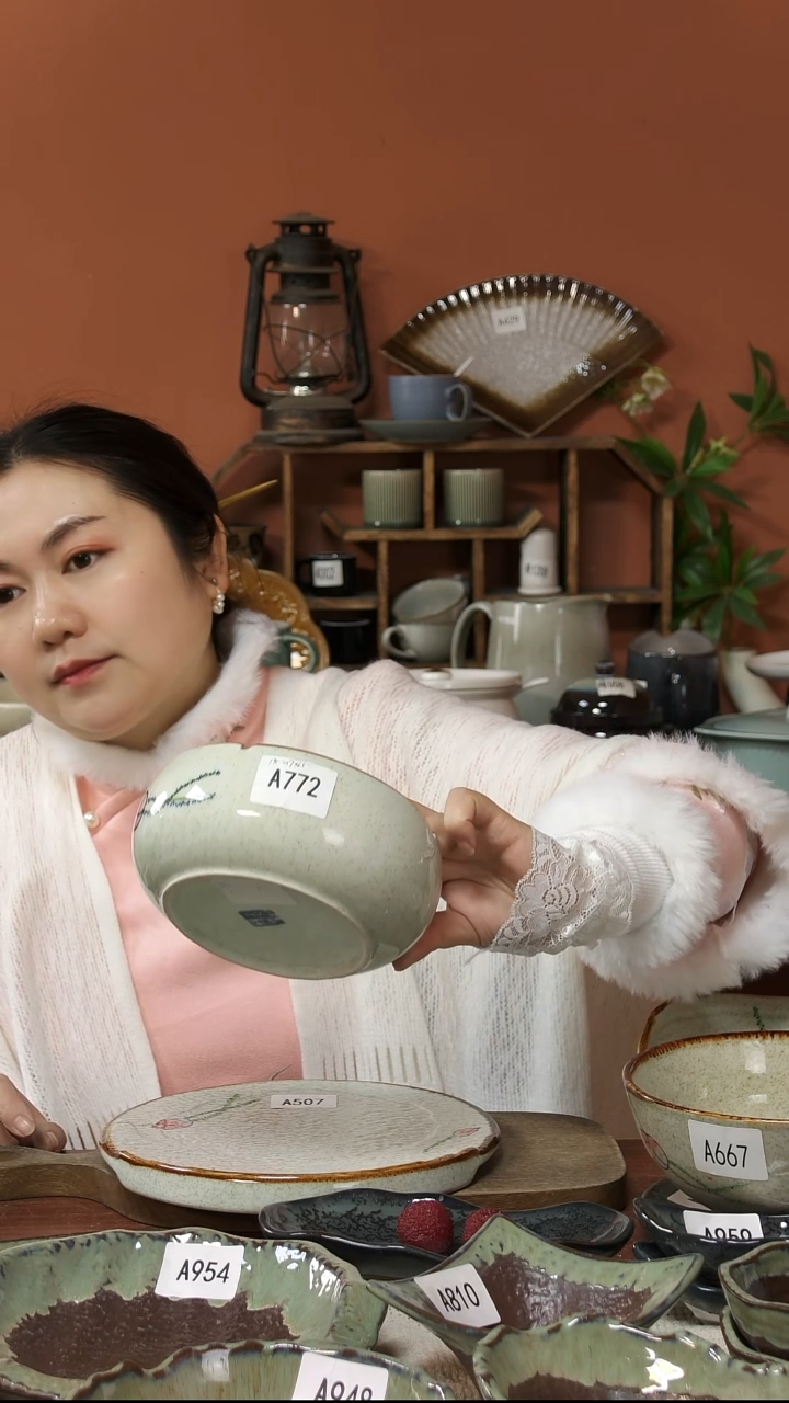 陶瓷A772 一只手绘荷花烟灰缸15*6.5微瑕