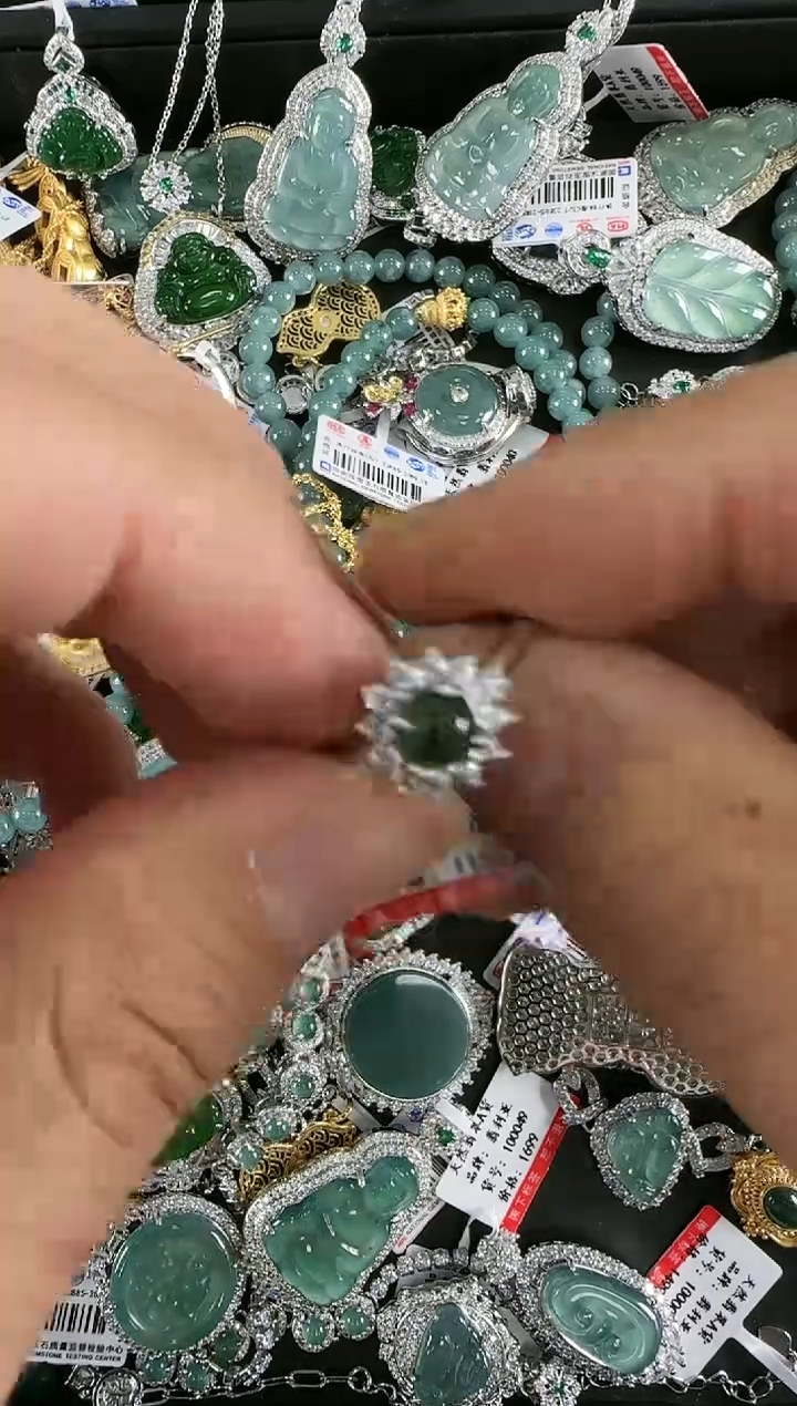 【闪购商品】翡翠吊坠(赠链)未镶嵌天然翡翠A货