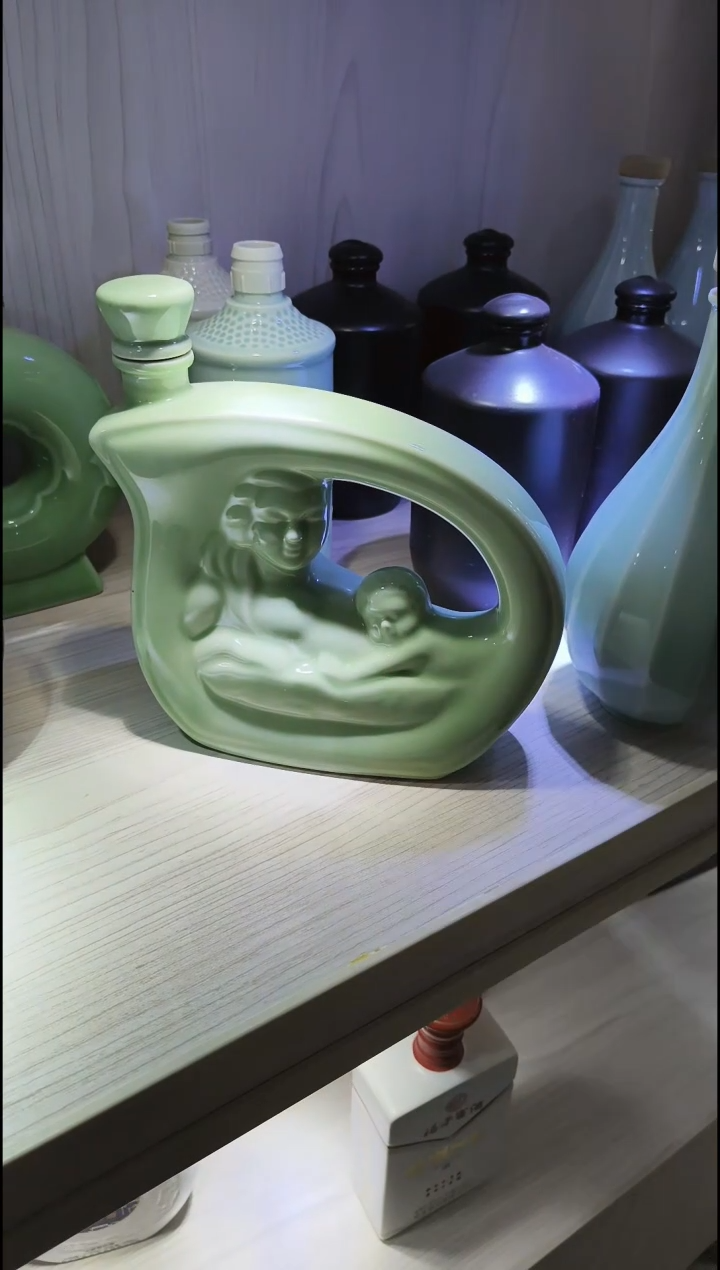 1个2斤装异型青釉色陶瓷空酒瓶