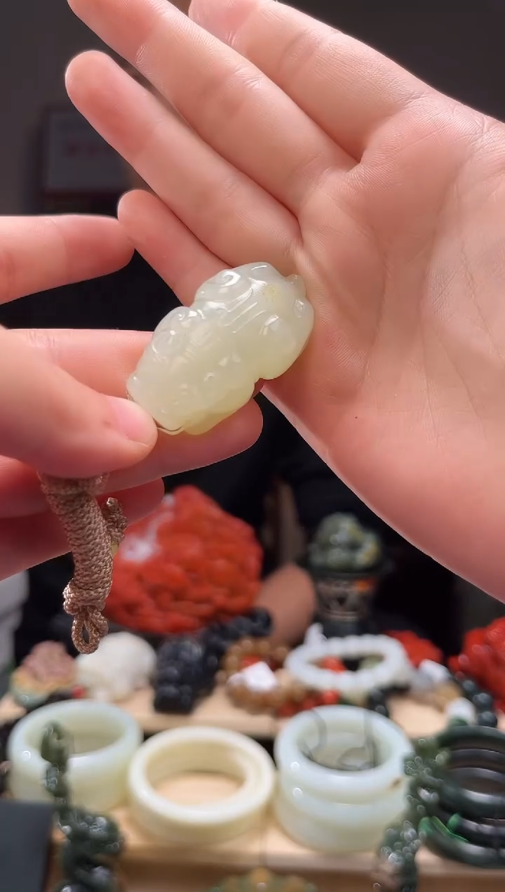 颈饰未镶嵌和田玉吊坠