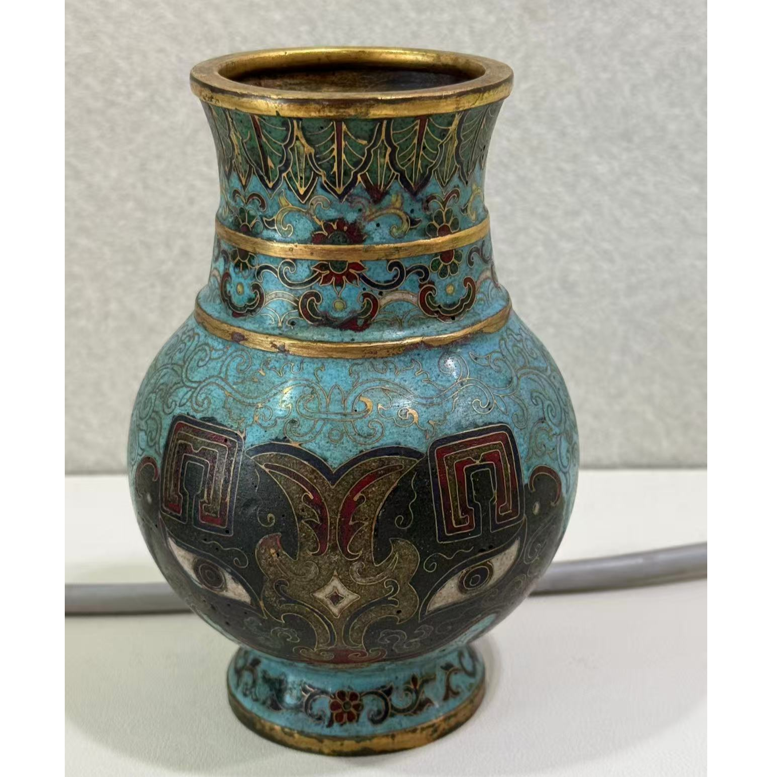 【拍卖】19、清中期  铜胎掐丝珐琅饕餮蕉叶弦纹尊