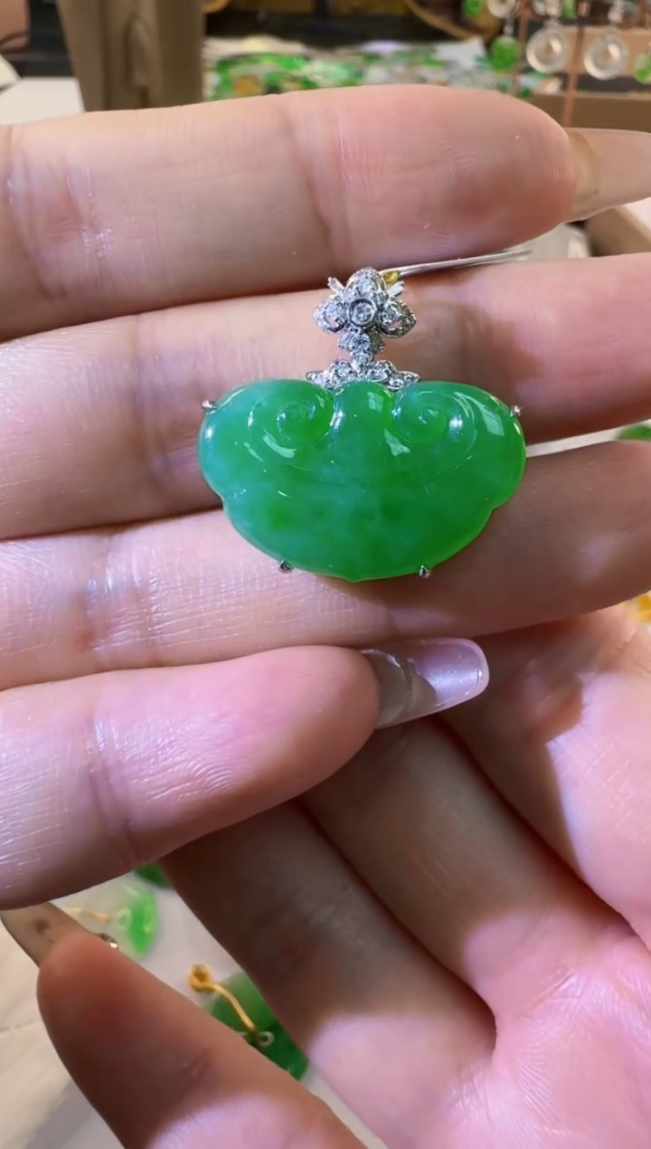 【闪购商品】翡翠颈饰18K金镶嵌缅甸翡翠A货挂件