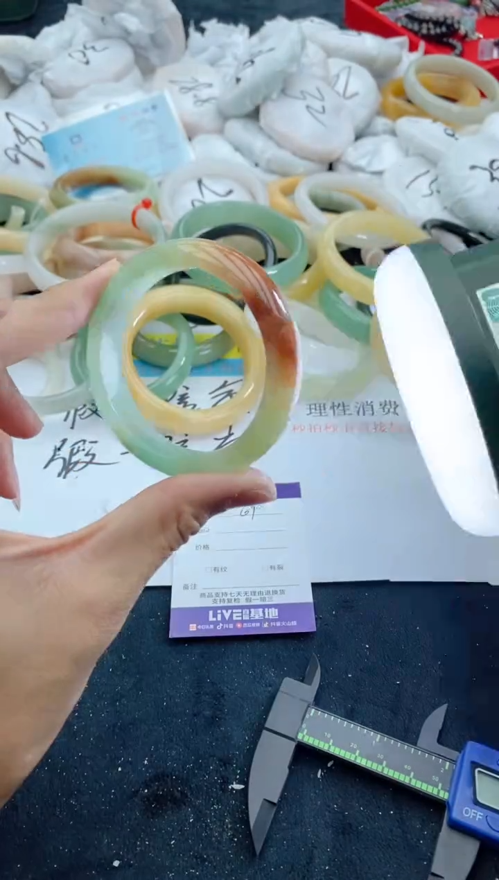 【闪购商品】石英质玉手镯未镶嵌69