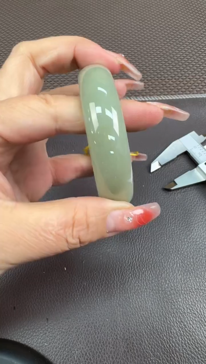 【闪购商品】和田玉手镯未镶嵌56