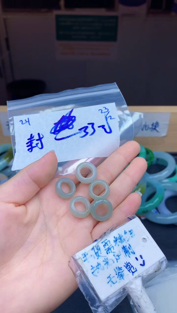 未镶嵌挂件翡翠封***?24毛货需精细抛光挂件多样性拍一发一