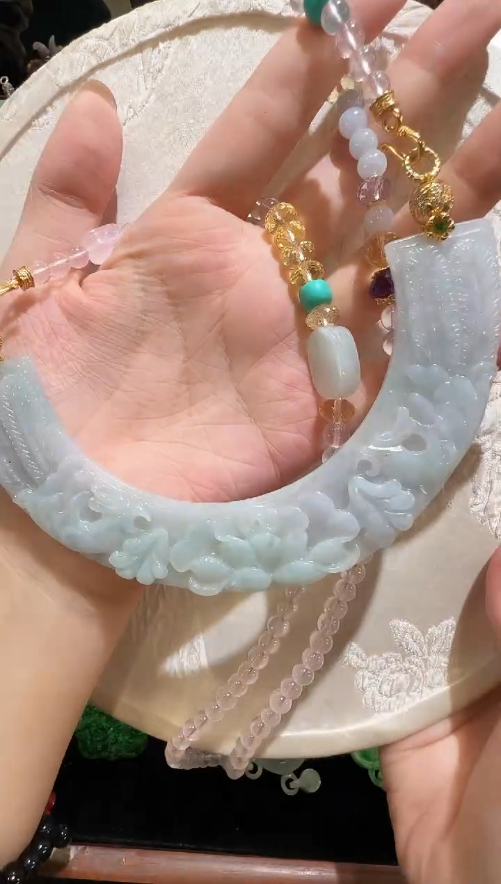翡翠未镶嵌颈饰国风