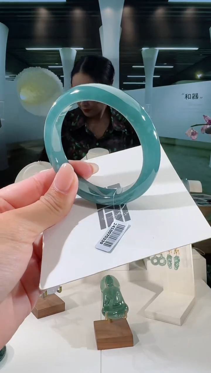 翡翠手镯未镶嵌56圈