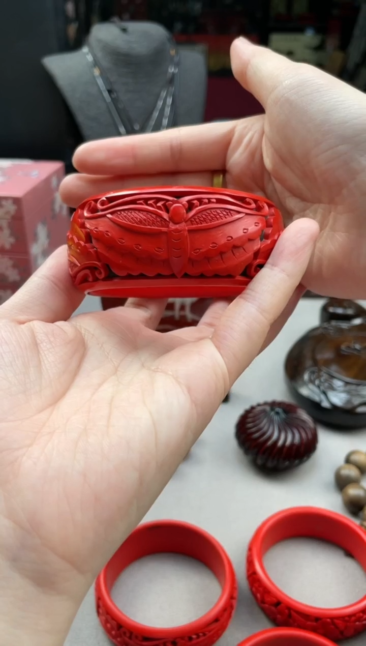 雕漆双色木胎蝴蝶手镯