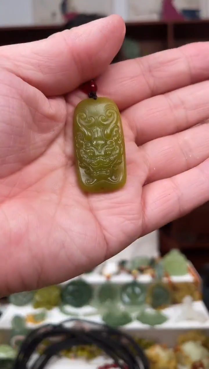 未镶嵌蛇纹石玉颈饰·