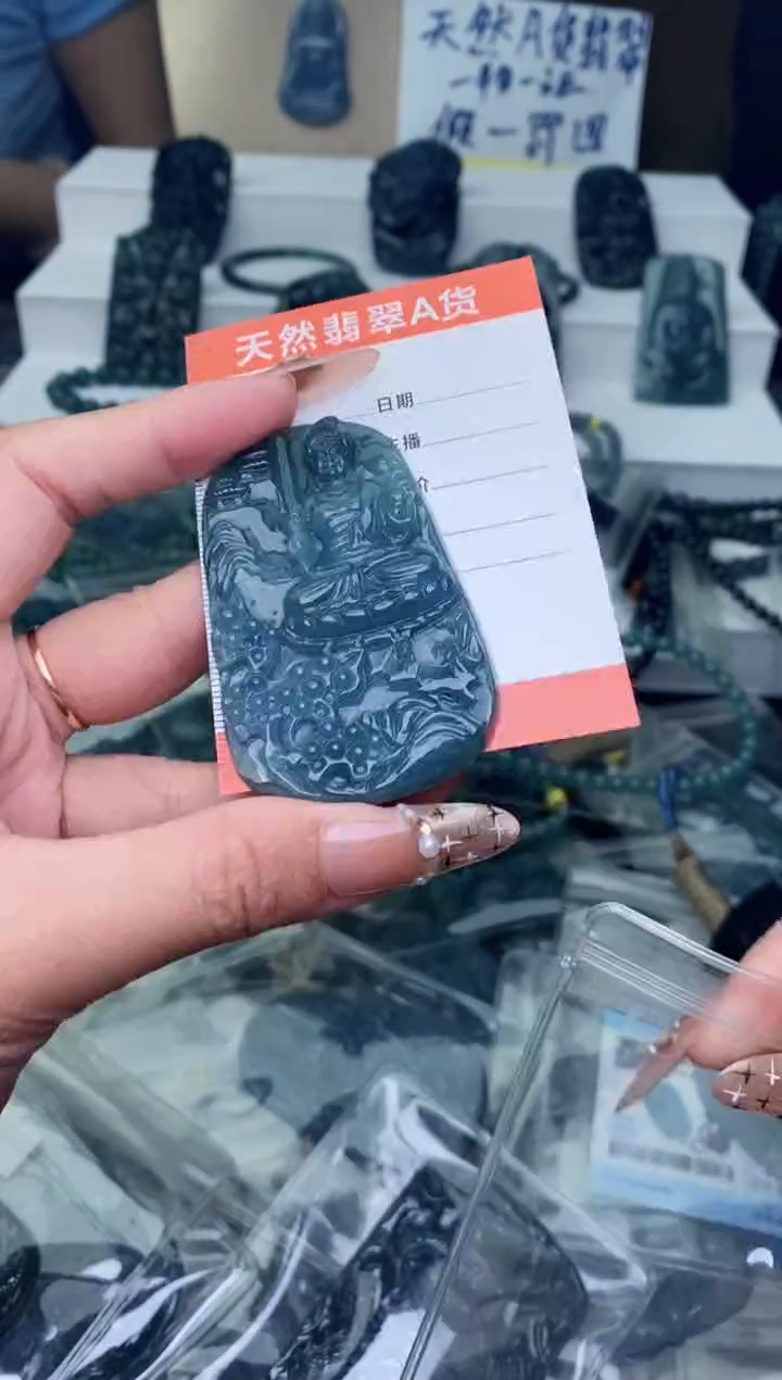 翡翠未镶嵌颈饰·············