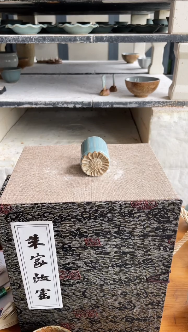 杯微瑕天青釉无款盖置