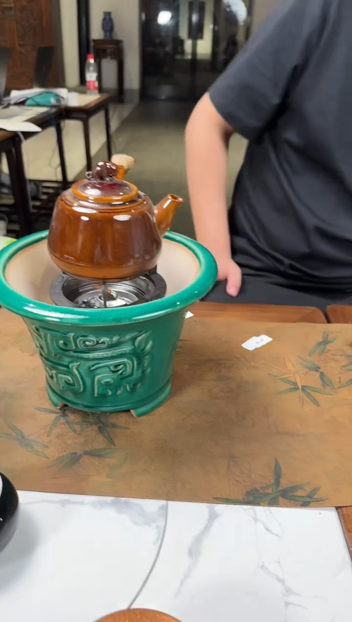 1绿釉青铜纹炉+酱色侧把壶
