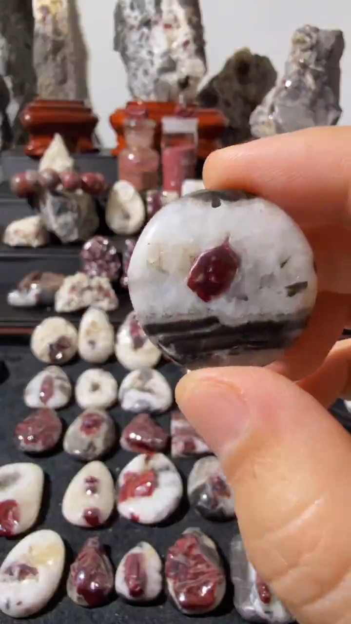 天然辰砂天然辰砂天然朱砂大晶砂随行吊坠