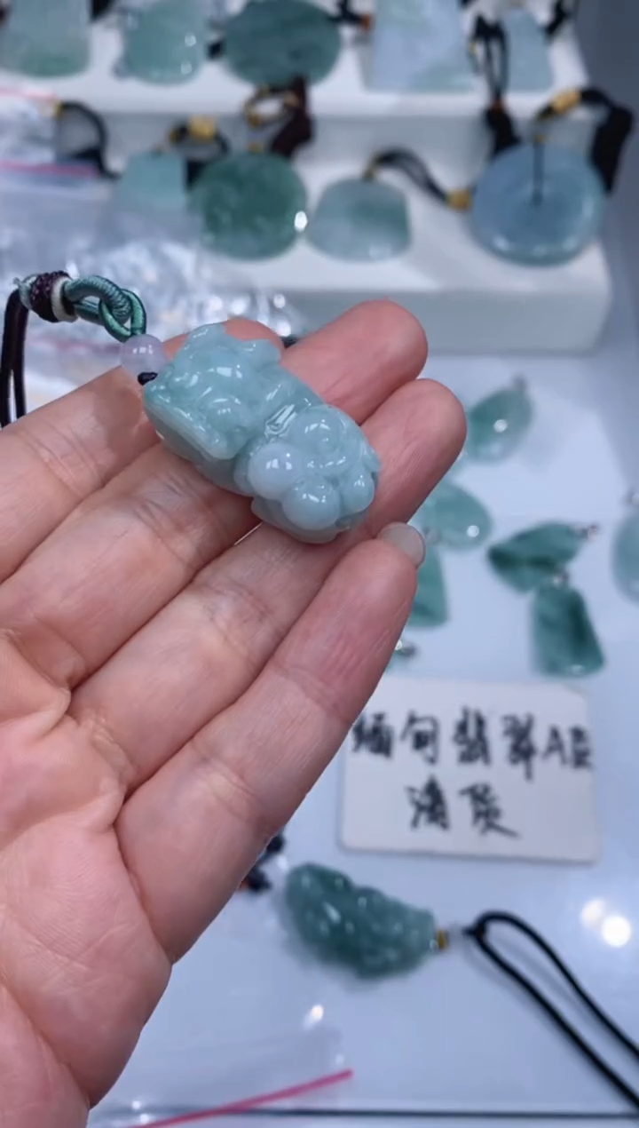 颈饰未镶嵌翡翠吊坠