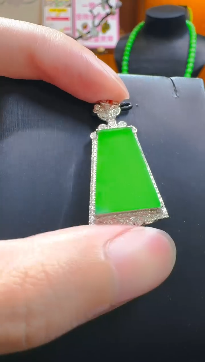 【闪购商品】翡翠吊坠(赠链)18K金镶嵌天然a货翡翠