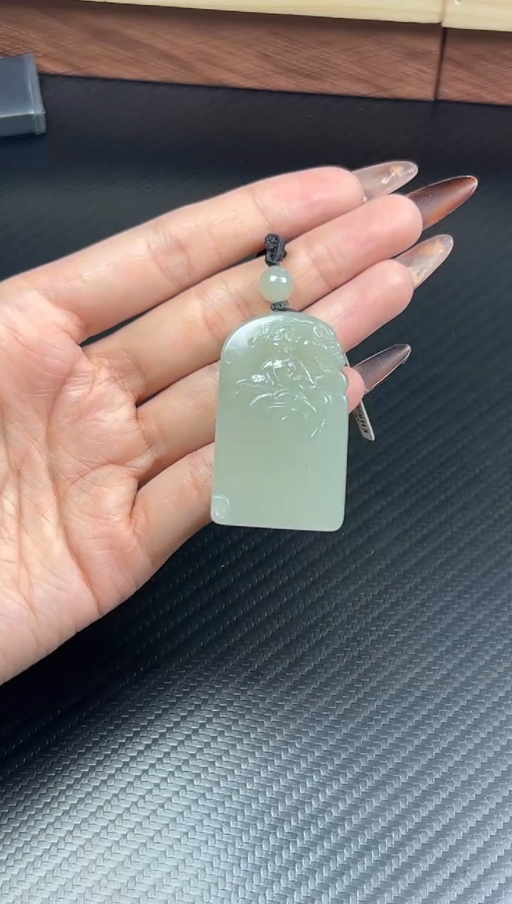 吊坠(赠链)未镶嵌和田玉且末近矿微色差吊坠m