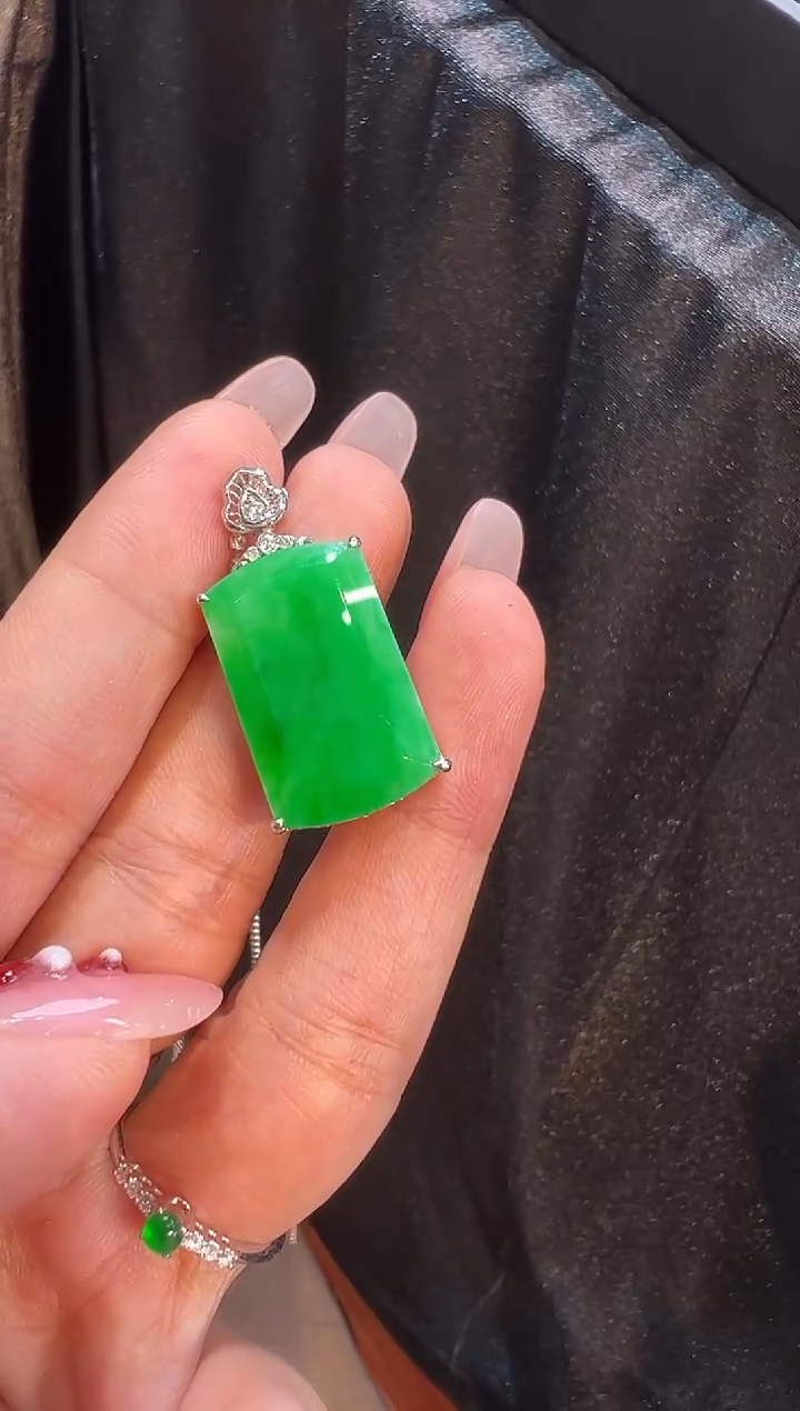 【闪购商品】翡翠颈饰18K金镶嵌吊坠