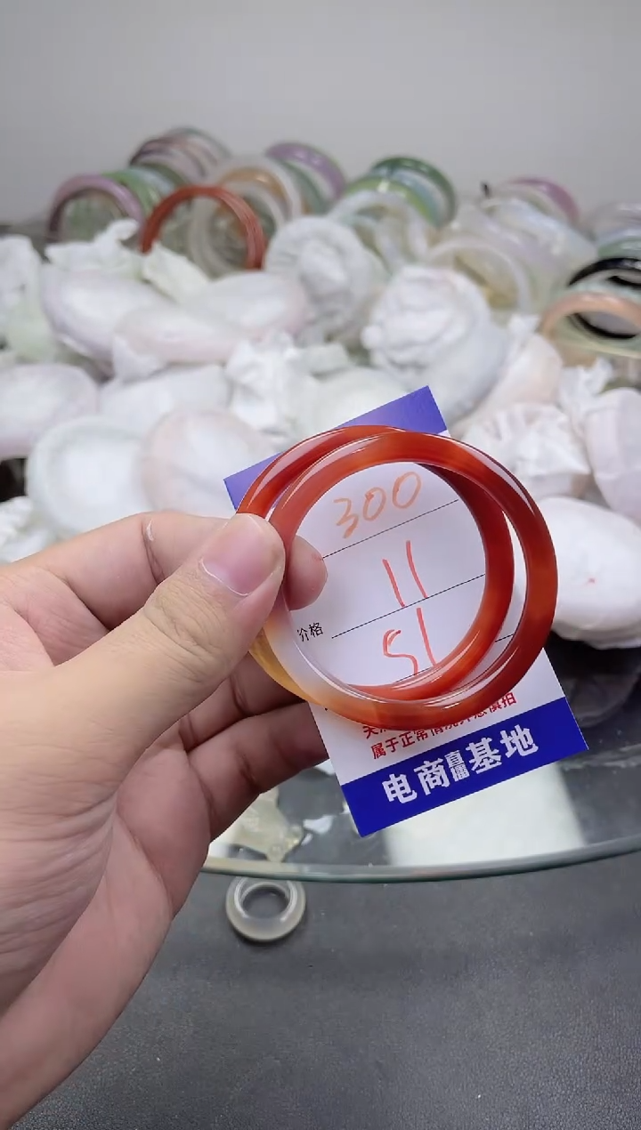 玛瑙/玉髓手镯未镶嵌300