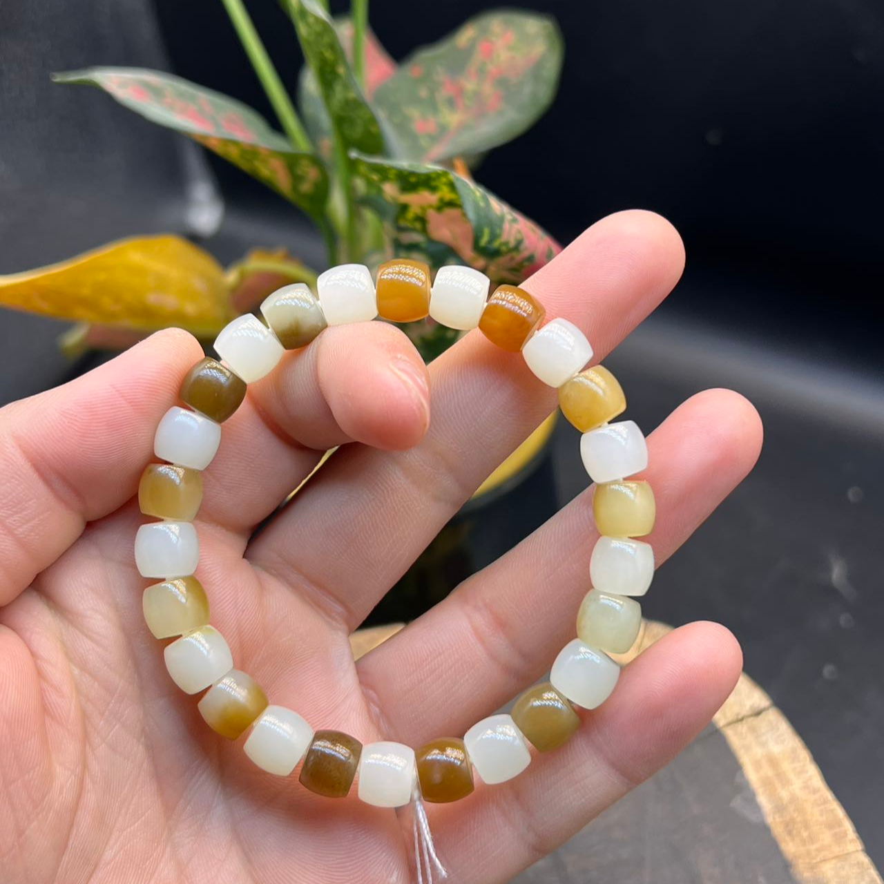 新疆和田玉金山糖白直切手串