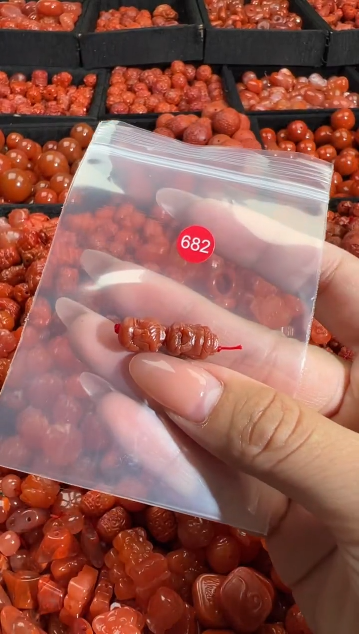 南红玛瑙未镶嵌颈饰2