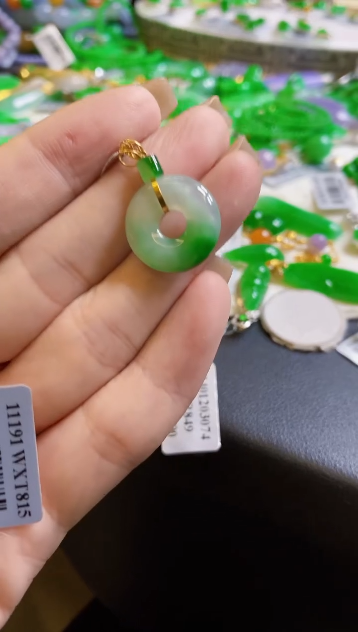 【闪购商品】定制翡翠18K金镶嵌吊坠