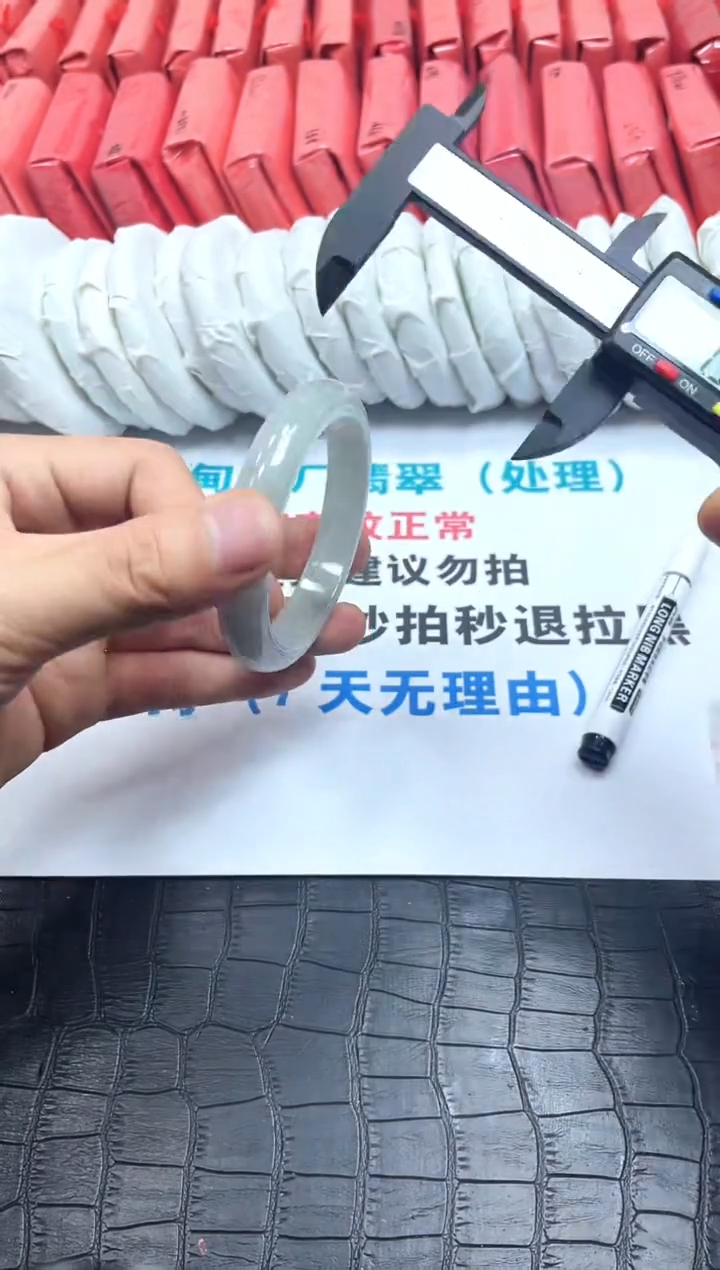 翡翠手镯未镶嵌所见所得，高冰美人镯！