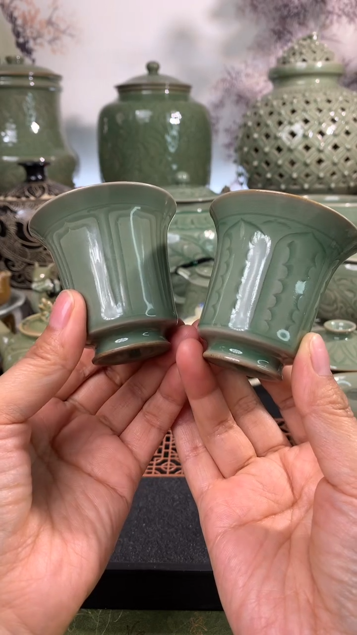 耀州窑青瓷手工刻花马蹄杯两只