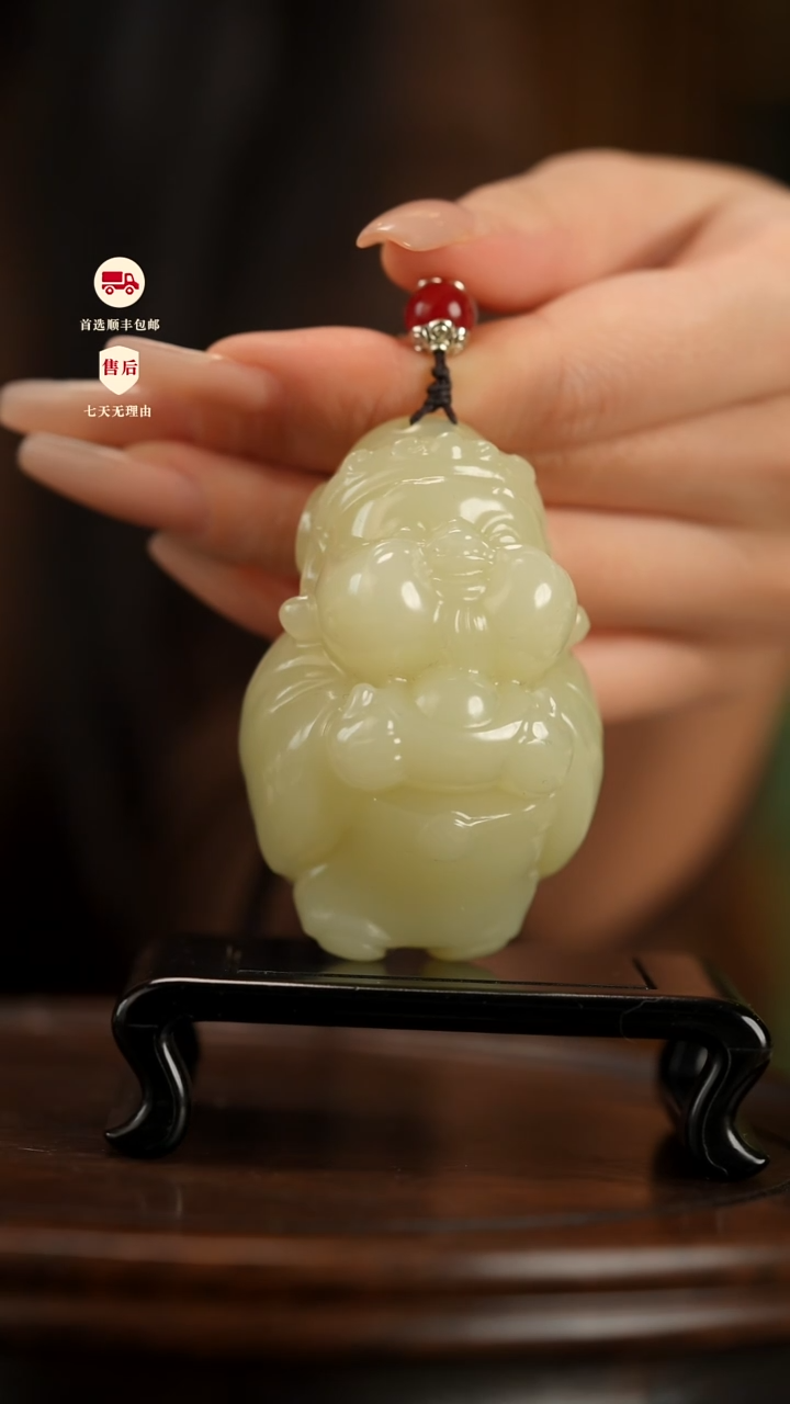 云南石竹叶青雕刻：丰盈在握手把件