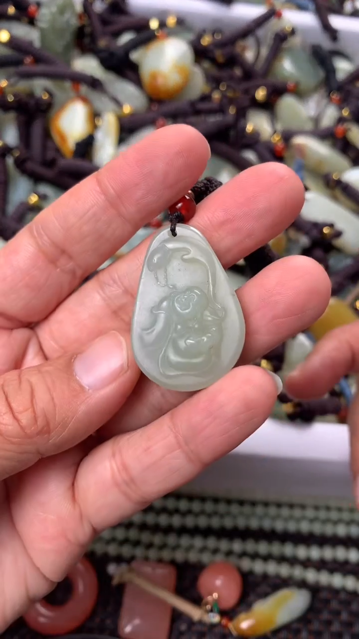 【闪购商品】和田玉颈饰未镶嵌多样性发货没有证书.拍一发一，有瑕