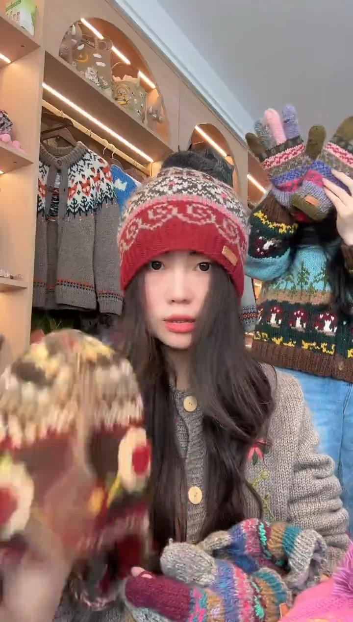 羊毛红色祥云单球帽 