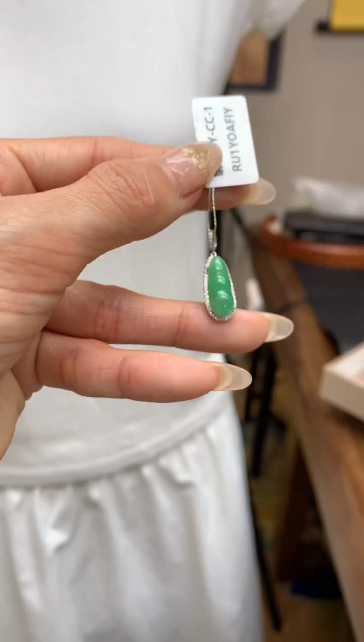 【闪购商品】翡翠颈饰18K金镶嵌福豆