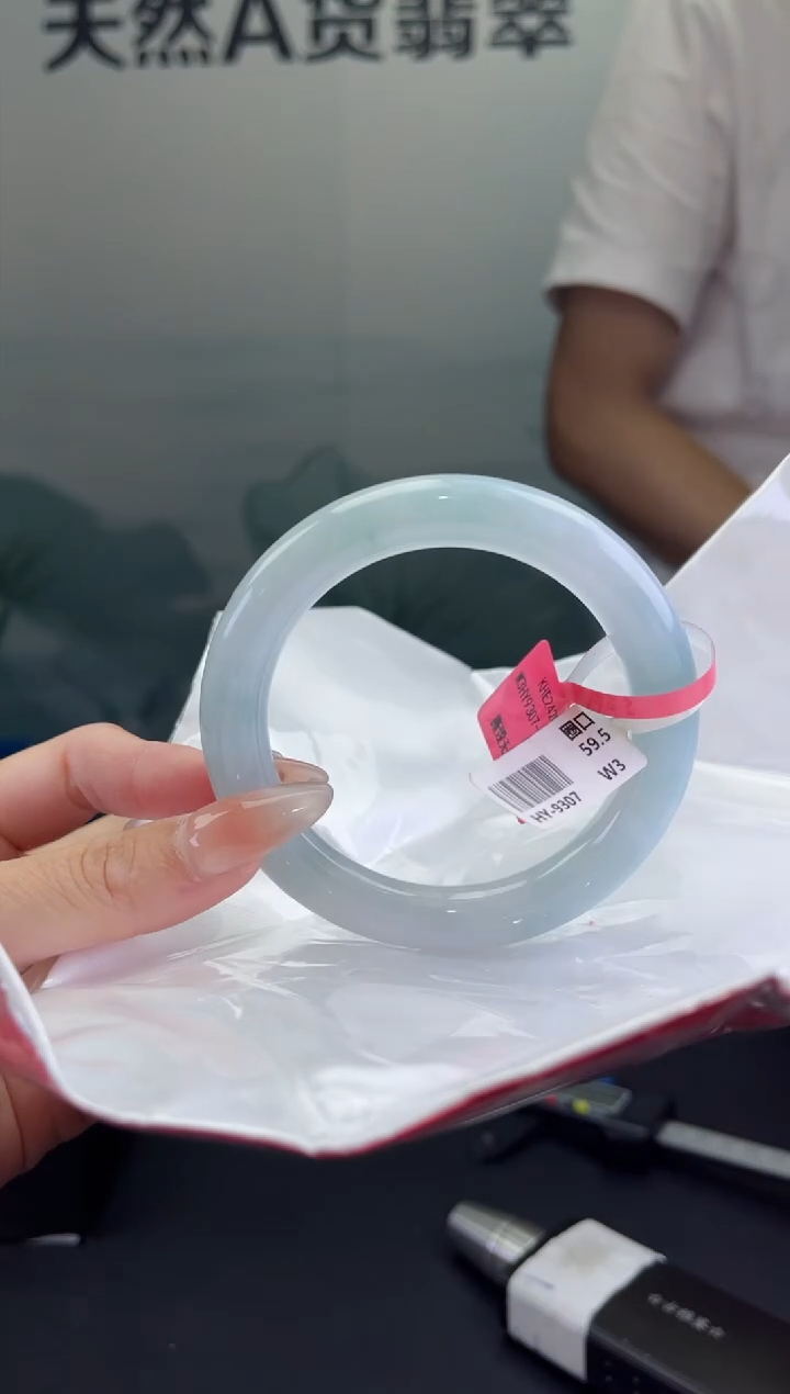 翡翠手镯未镶嵌翡翠手镯