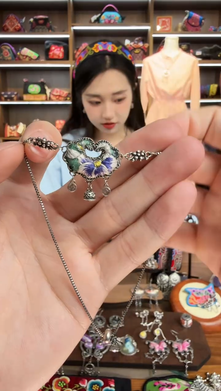 【闪购商品】织绣76蒙阿苏苗绣传承