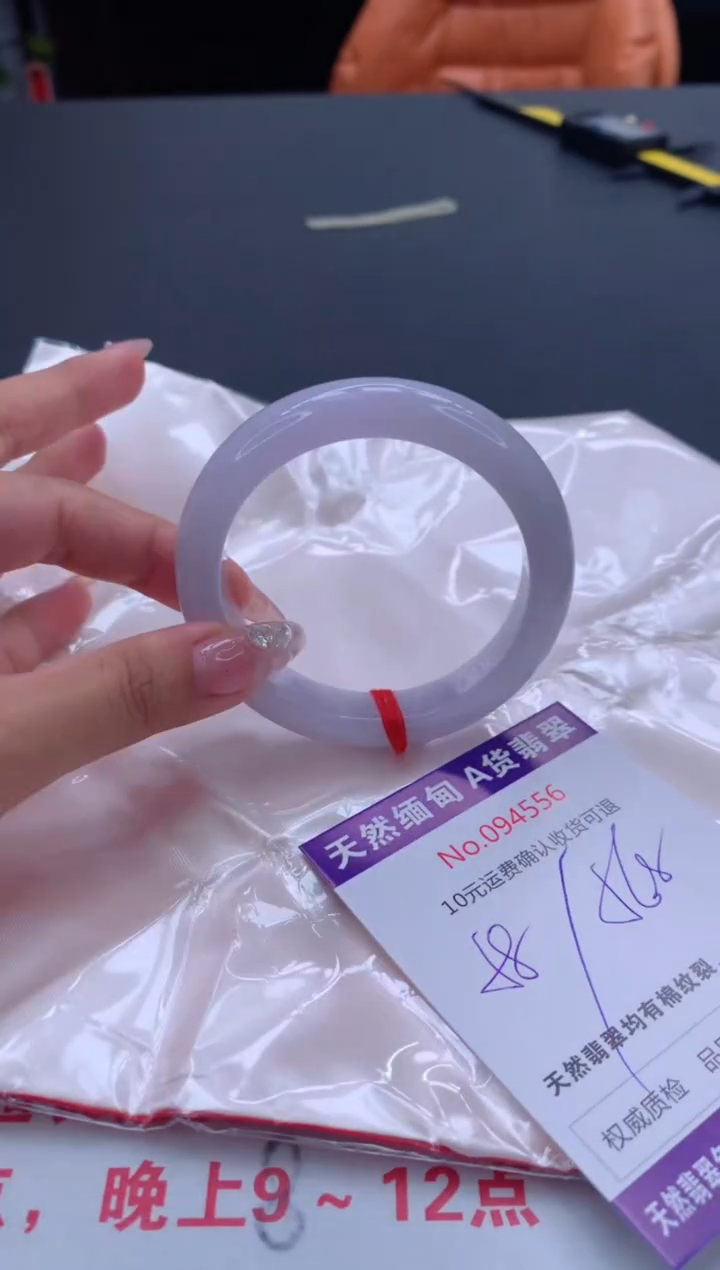 未镶嵌手镯翡翠大***姐有纹，完美者勿拍