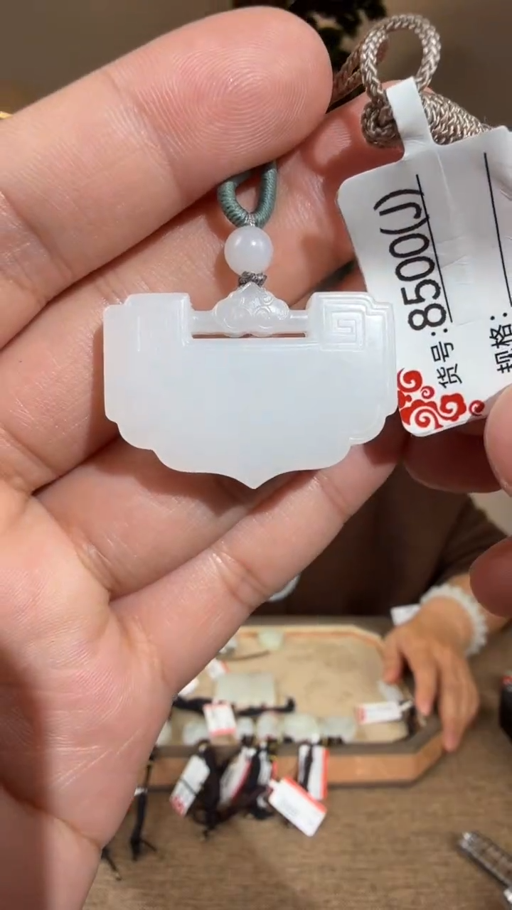 颈饰未镶嵌和田玉1J