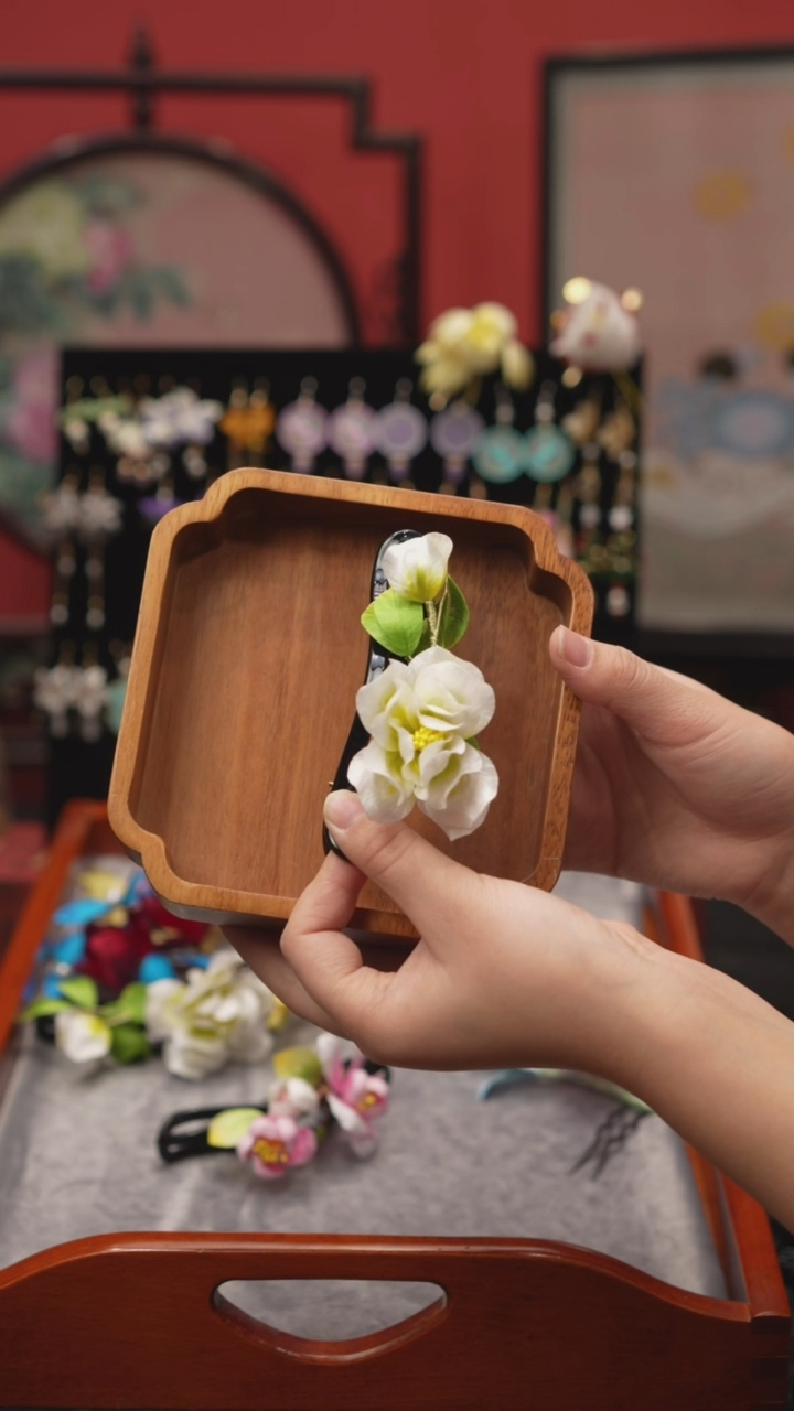 刺绣非遗绒花苏绣饰品