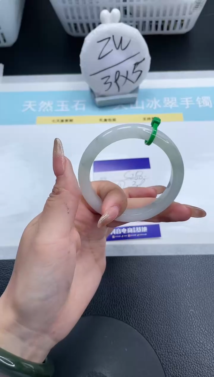 【闪购商品】石英质玉手镯未镶嵌18S268-