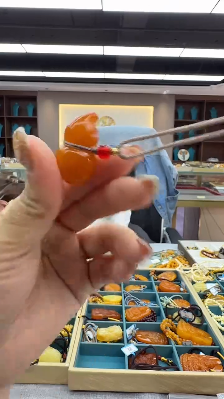 琥珀颈饰未镶嵌194秒拍号 假一罚三 