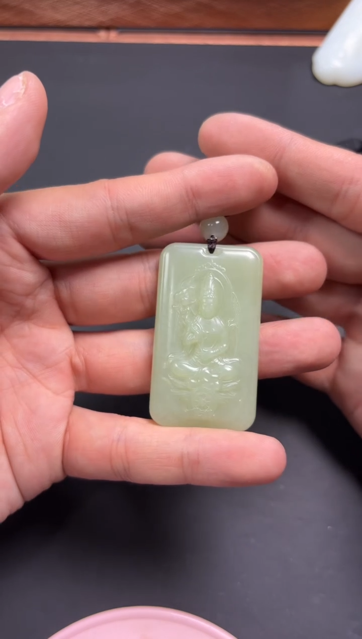 【闪购商品】和田玉吊坠(赠链)未镶嵌且末微色差迪克兰吊坠